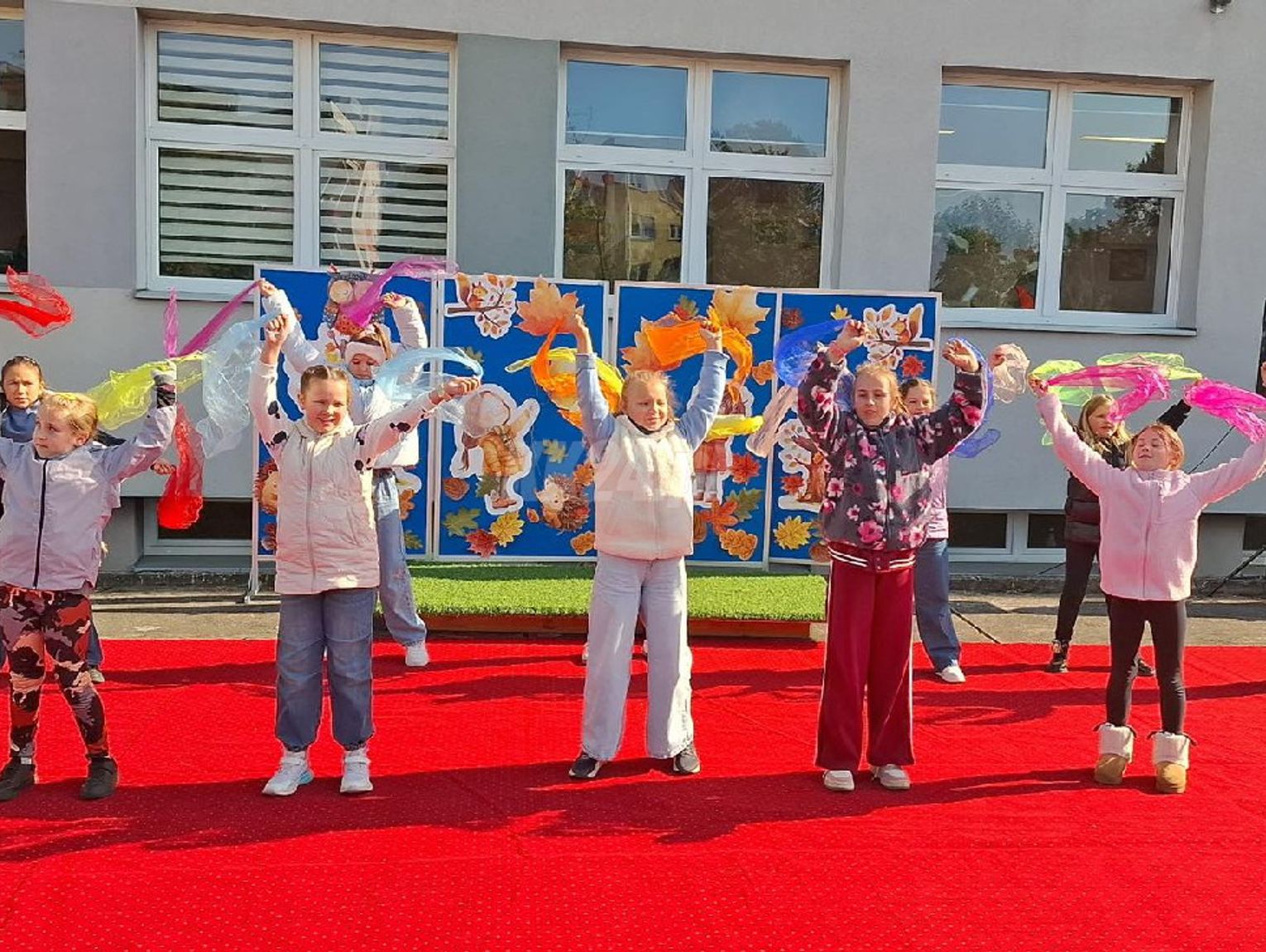 Ciężarówki, słodkości i rodzinny klimat. W PSP nr 19 odbył się jesienny festyn