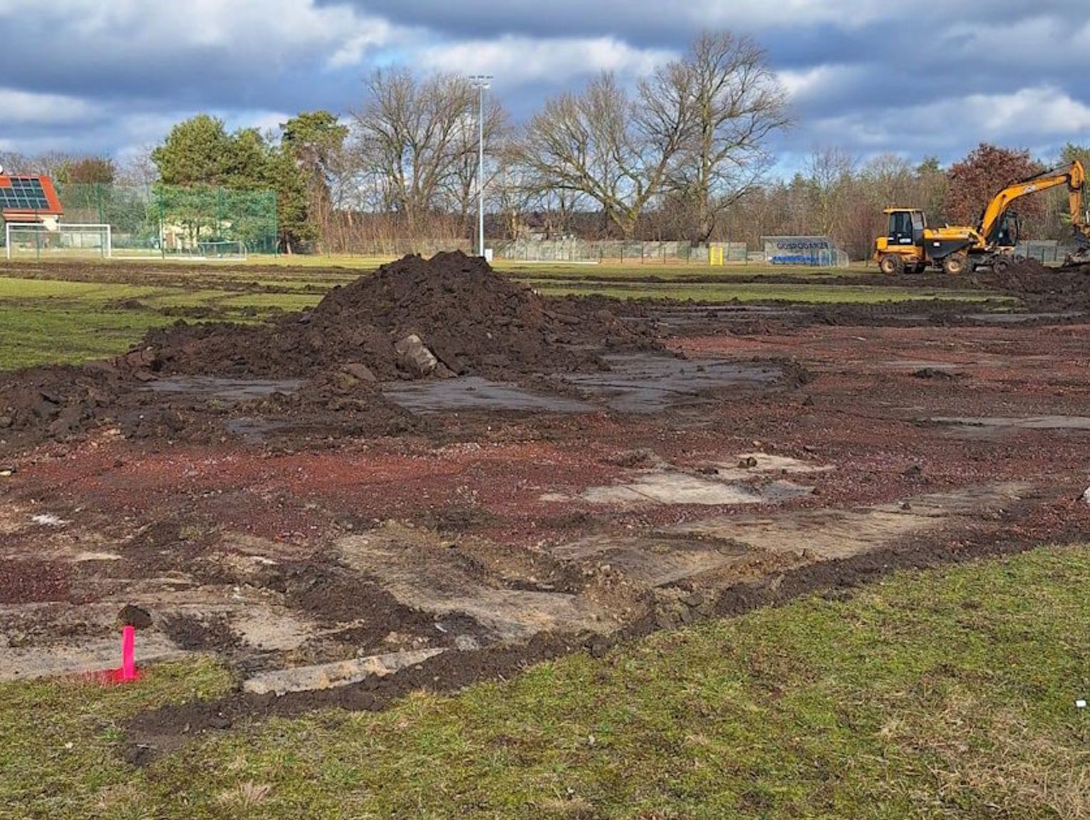 Ciężki sprzęt wjechał na stadion w Blachowni. Ruszyła budowa boiska ze sztuczną nawierzchnią