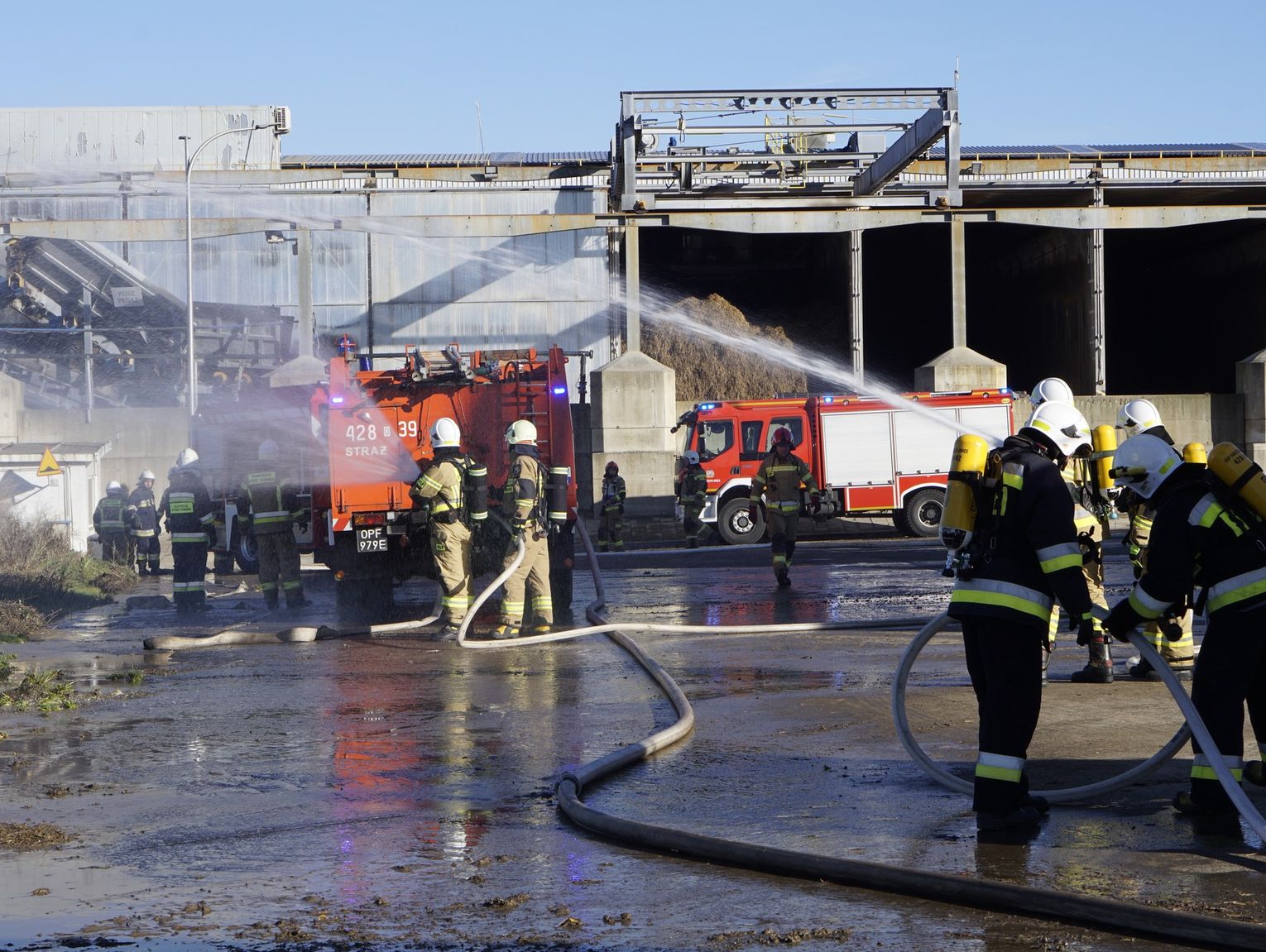 Ćwiczenia pożarowe w zakładzie. Ponad stu strażaków wzięło udział w manewrach w Pawłowiczkach
