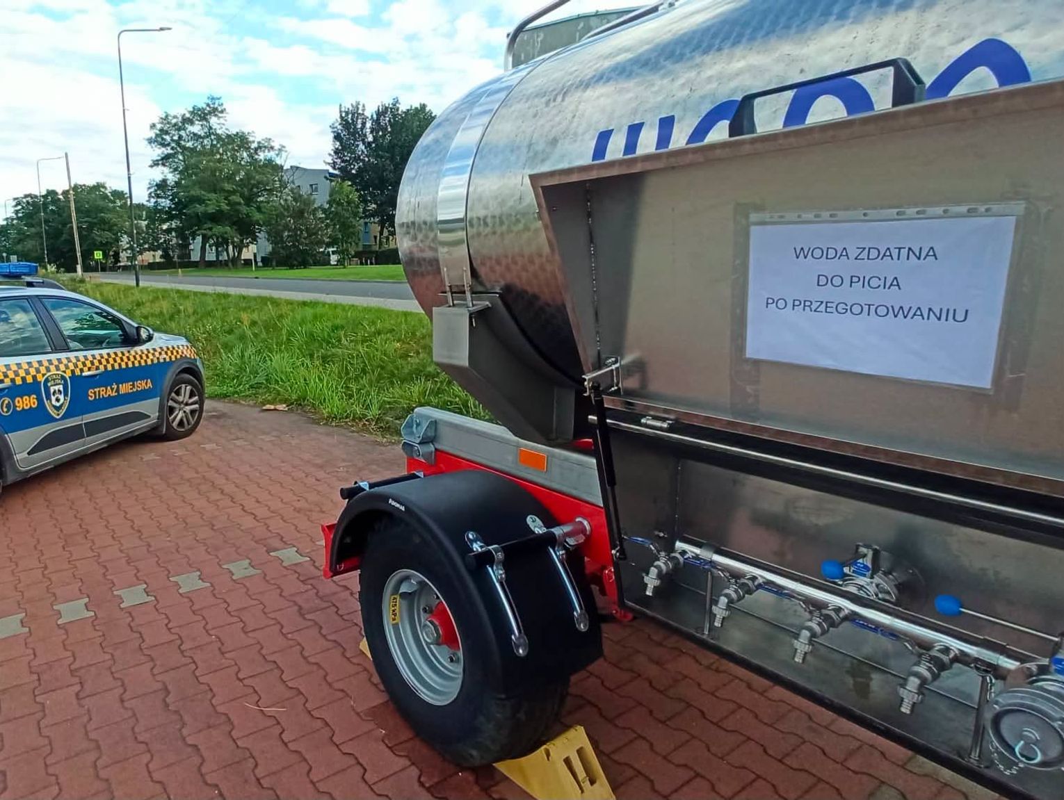Cysterna z wodą pitną dla mieszkańców Blachowni. Pobrano próbki do badań