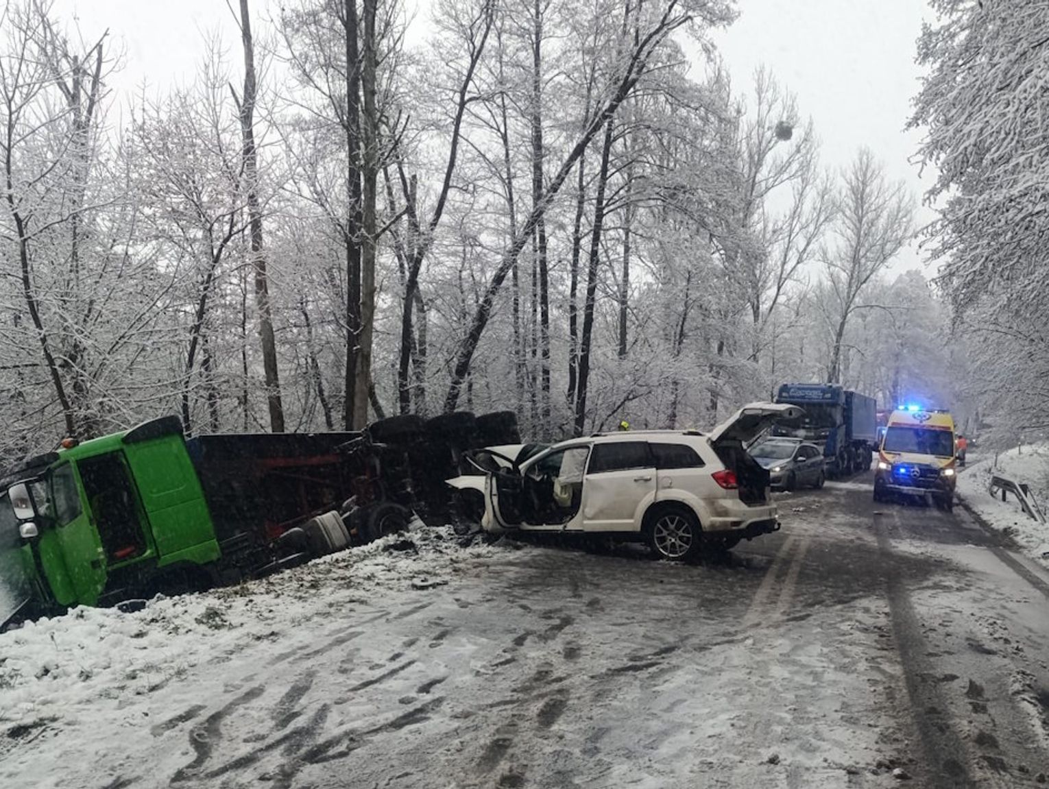 Czołowe zderzenie osobowego fiata i ciężarówki. Zablokowana droga między Starym Koźlem i Bierawą