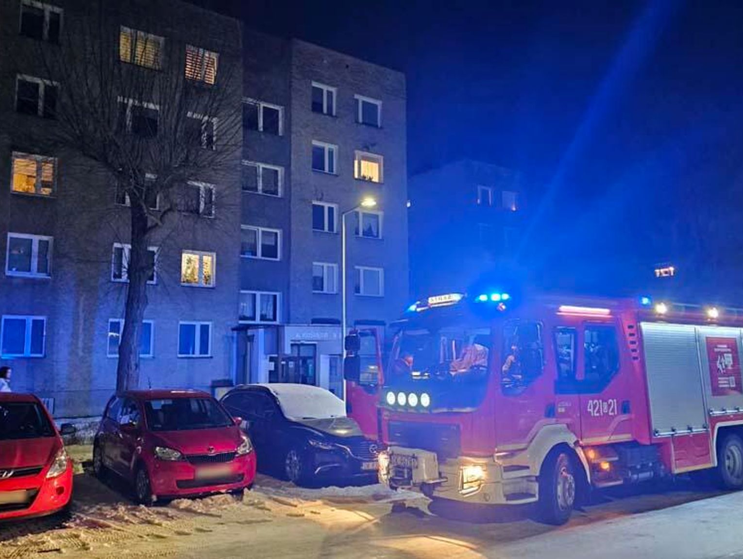 Czujnik tlenku węgla zaalarmował mieszkańców bloku przy Kośnego 5. Interweniowali strażacy