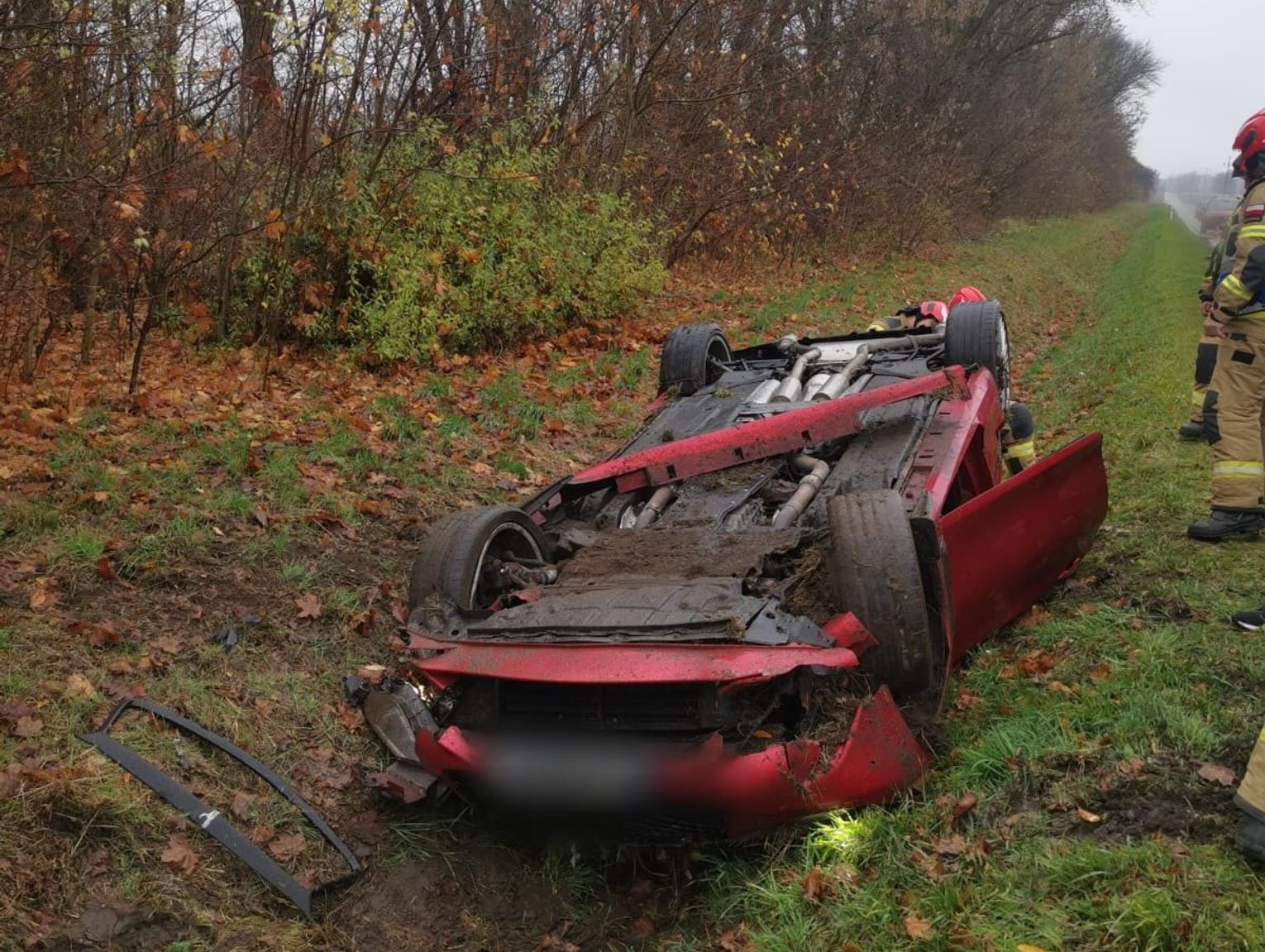 Dachowanie infiniti w powiecie strzeleckim. Kierowca z Kędzierzyna-Koźla zabrany do szpitala