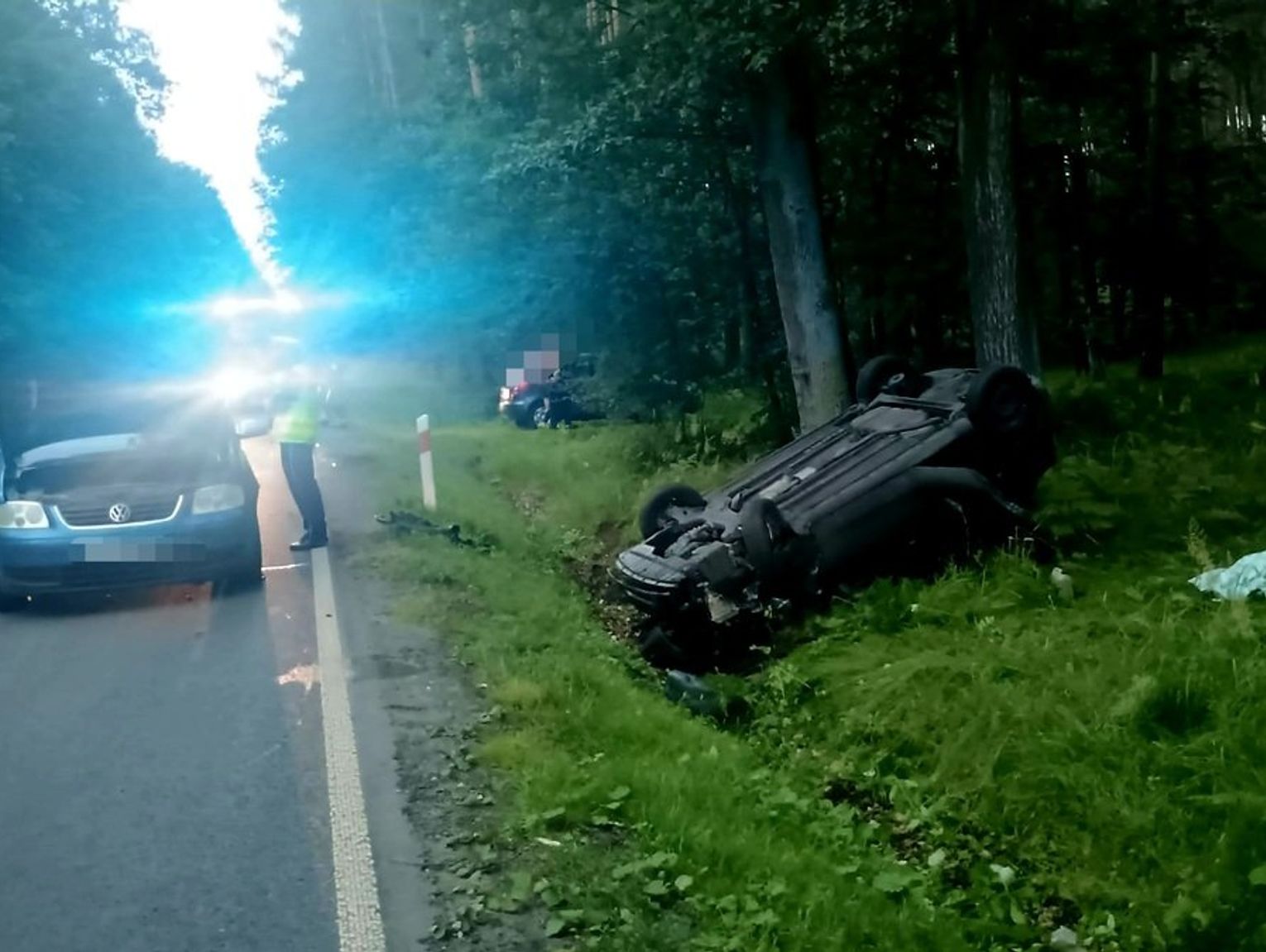 Dachowanie po zderzeniu aut na drodze wojewódzkiej 425. Dwie kobiety zabrane do szpitala