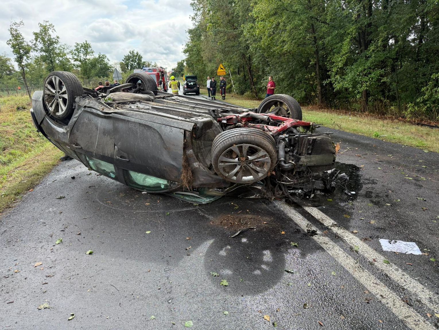 Dachowanie samochodu na trasie Bierawa - Lubieszów. Dwie osoby przetransportowane do szpitala