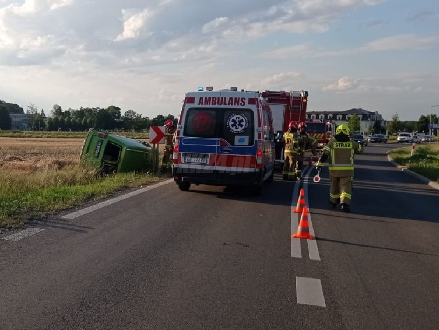 Dachowanie volkswagena w Komornie. Na miejscu interweniują wszystkie służby