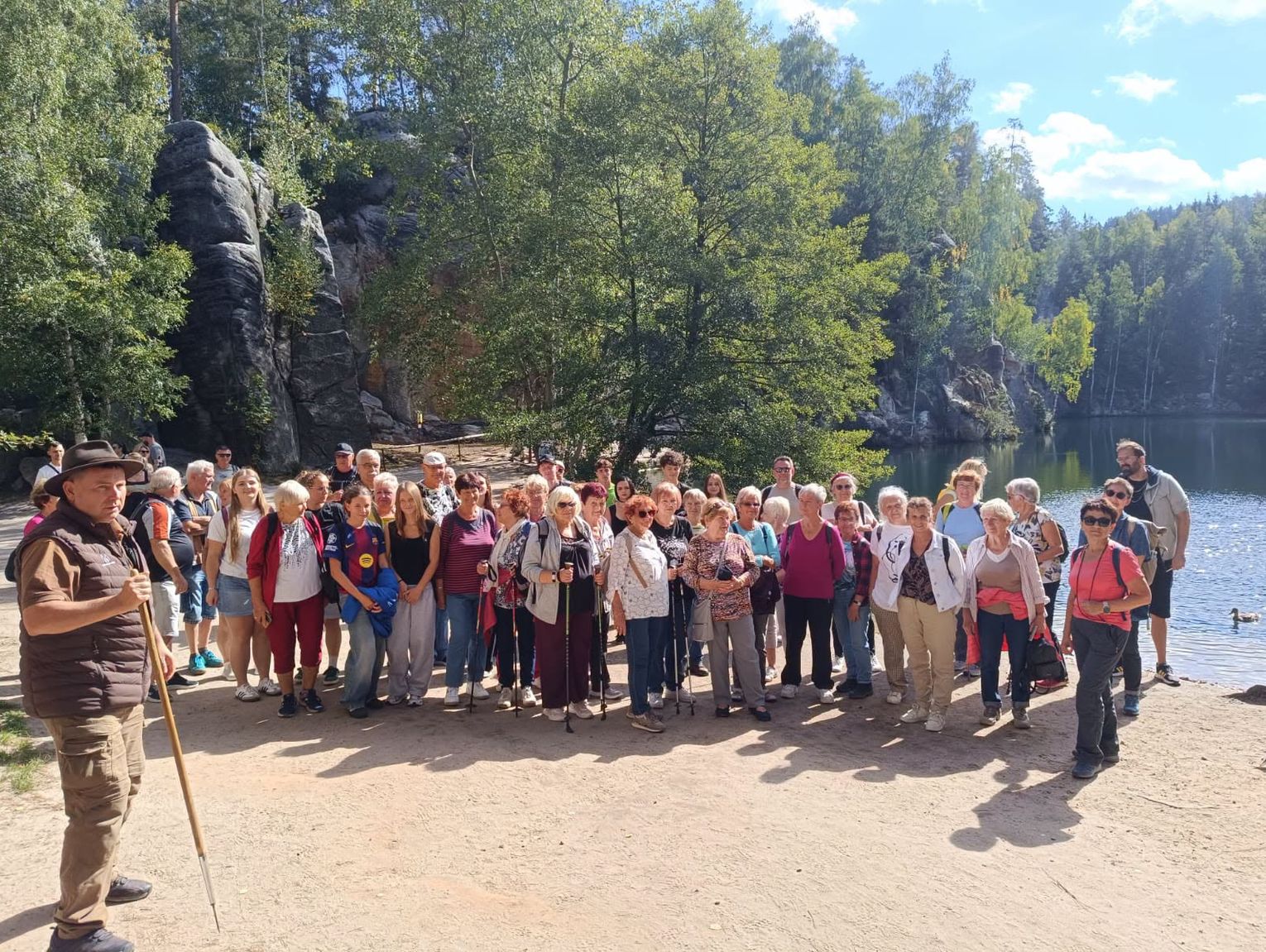 Dni Seniora wyszły poza granice miasta. Seniorzy odwiedzili czeskie Skalne Miasto