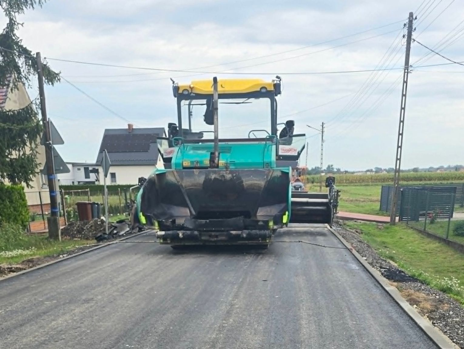 Drogowcy kończą asfaltowanie. Ostatnie prace na drodze Zakrzów-Cisek [ZDJĘCIA]