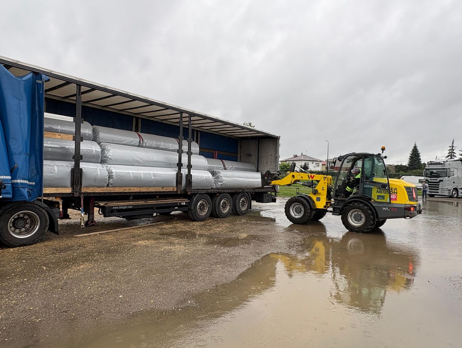 Dwa tiry nowej murawy dotarły na stadion w Koźlu. Powstaje pierwsze takie pełnowymiarowe boisko