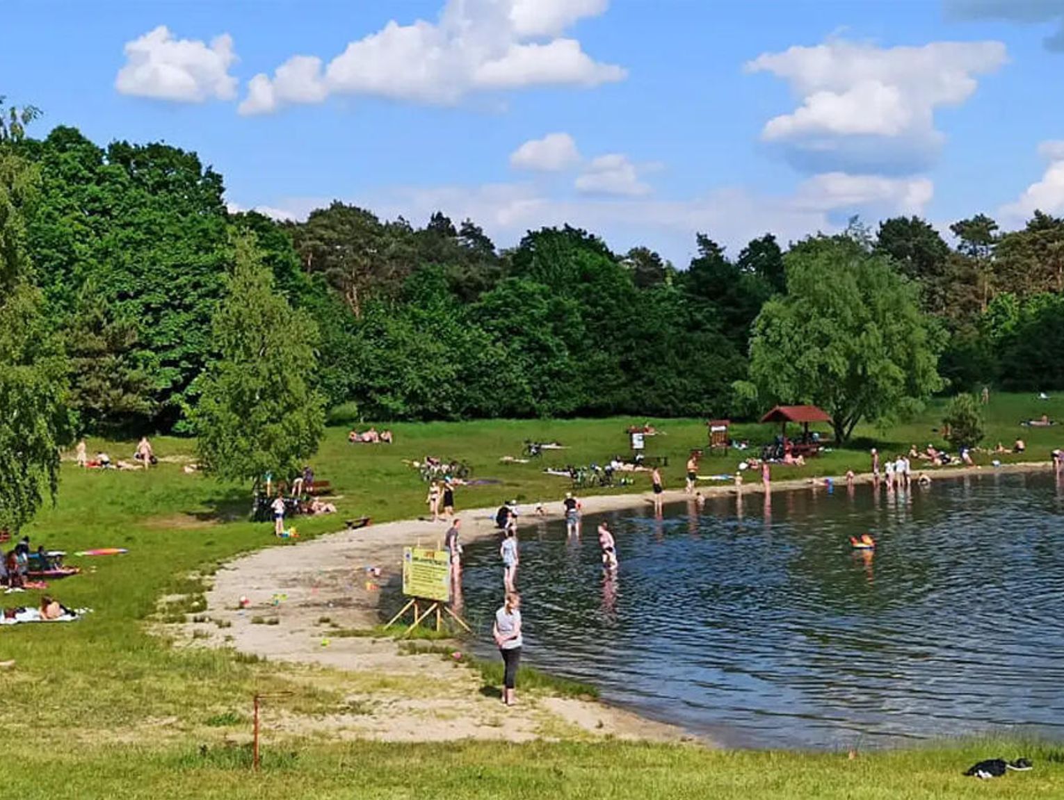Dwie plaże nad jeziorem Dębowa strzeżone i objęte nadzorem sanitarnym. Tu można bezpiecznie plażować