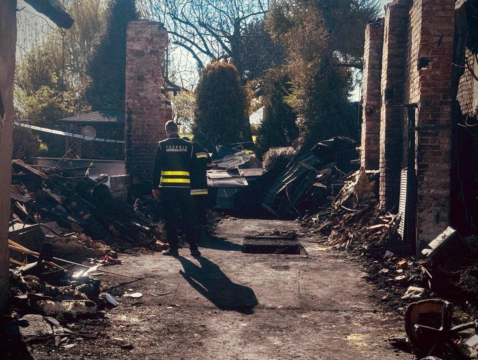 Dwie rodziny straciły dach nad głową. Policja wyjaśnia okoliczności pożaru, gmina organizuje zbiórki