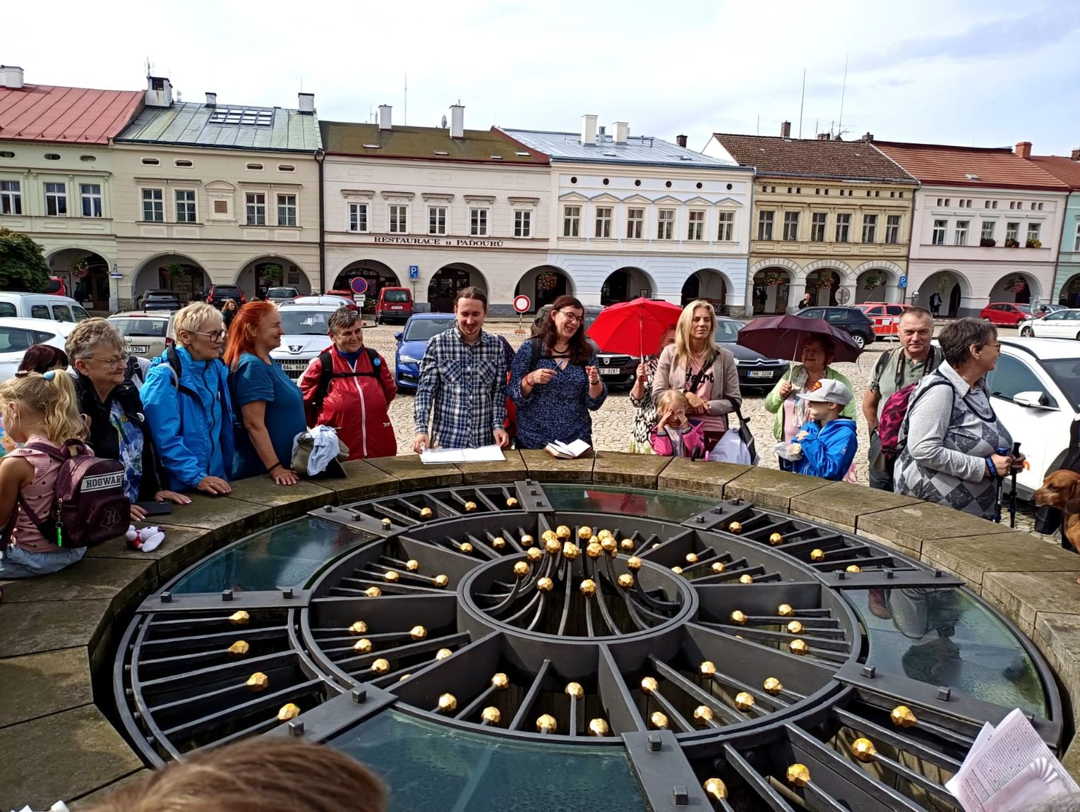 Dziadkowie z wnukami pojechali na integracyjną wycieczkę do Czech. To był wspaniały dzień w Nowym Mieście nad Metują