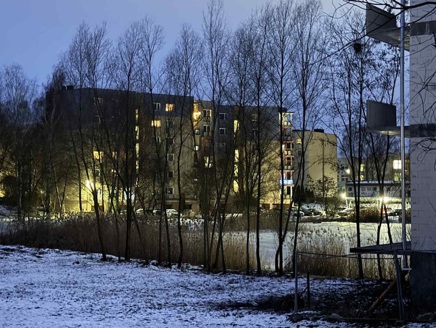 Dzieci bawiły się na zamarzniętym jeziorku. Interwencja służb ratunkowych na osiedlu Piastów