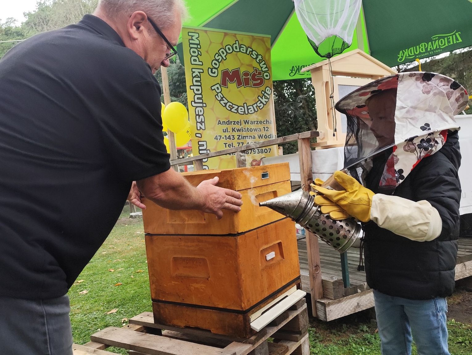 Dzieci wzięły udział w warsztatach pszczelarskich i dowiedziały się wszystkiego o miodzie