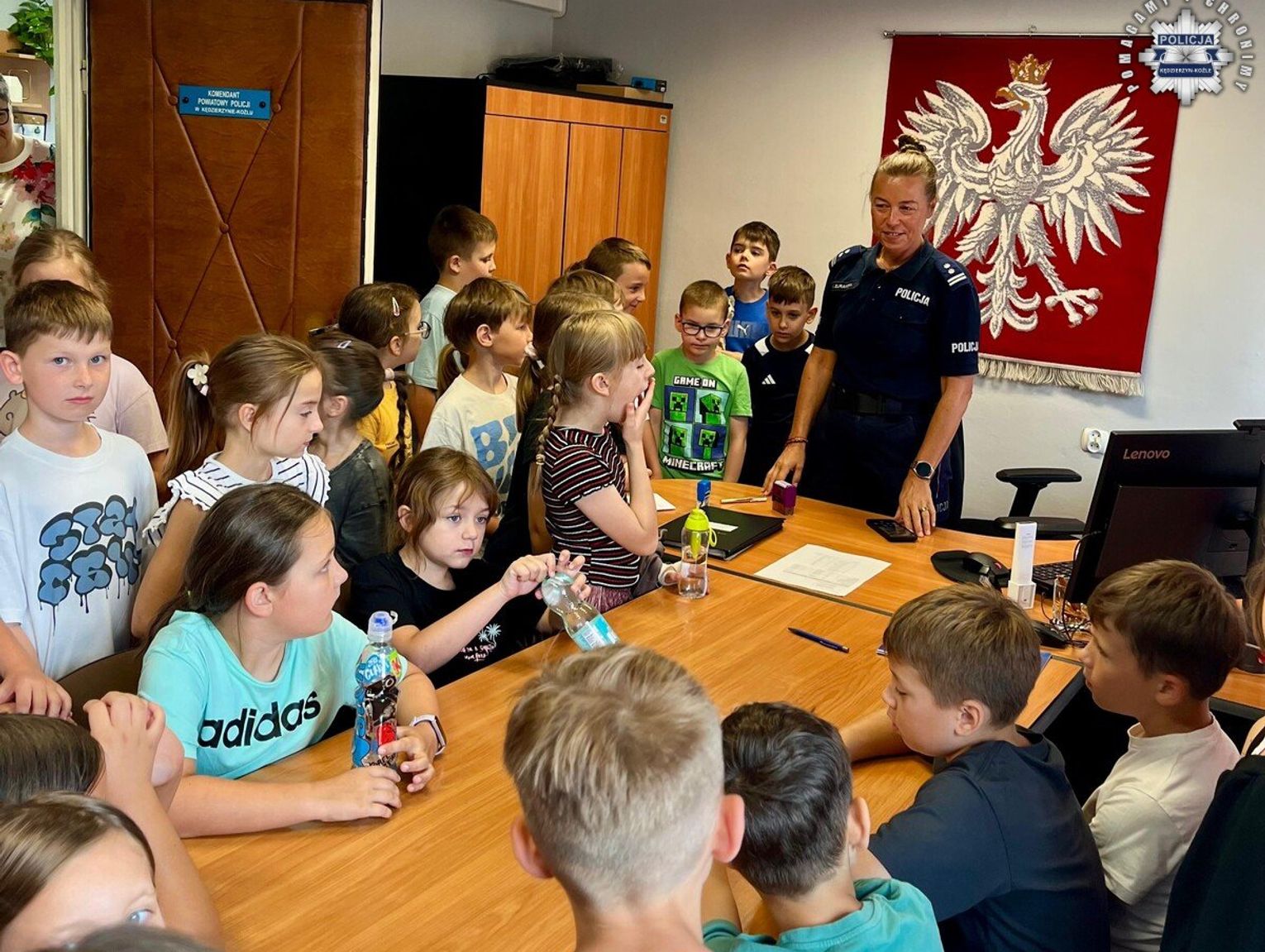 Dzieci z półkolonii odwiedziły kędzierzyńsko-kozielską komendę. Mogły zobaczyć, jak pracują policjanci