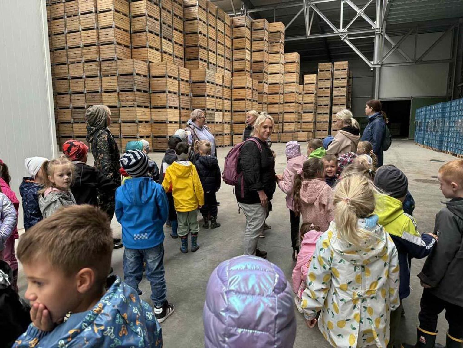 Dzieci z Publicznego Przedszkola nr 21 pojechały na edukacyjną wycieczkę do sadów w Grudyni