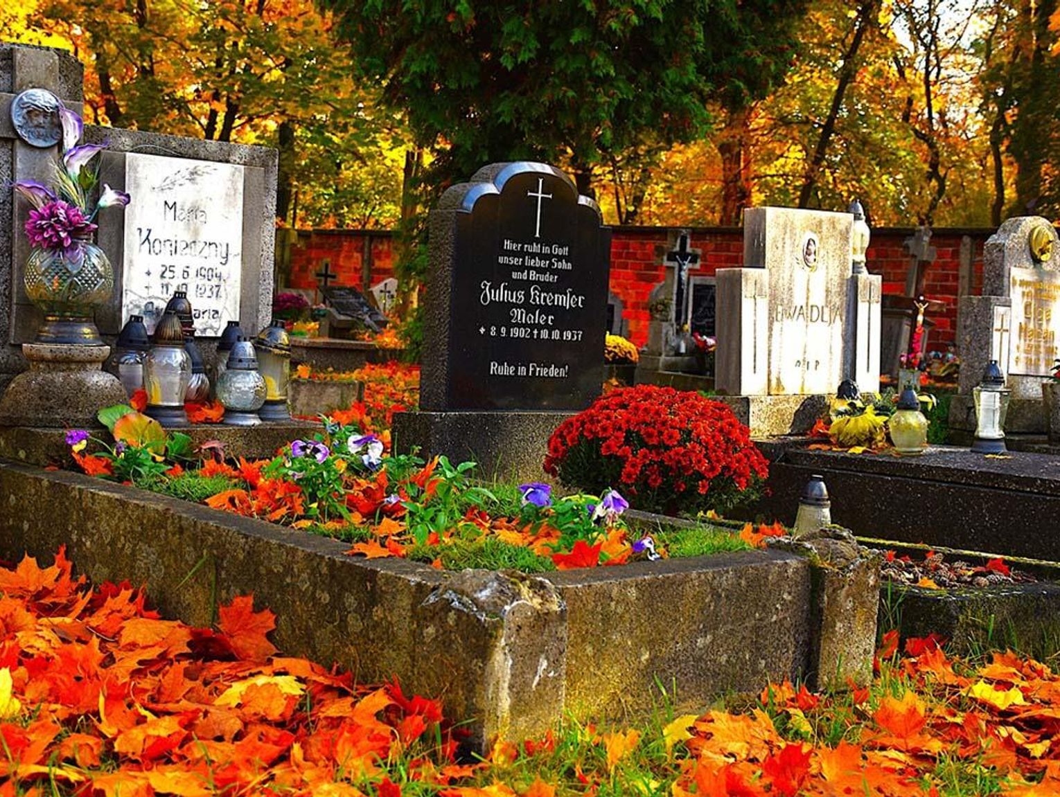 Dzień przed 1 listopada na kędzierzyńskich cmentarzach. Zdjęcia uczniów klasy fotograficznej Zespołu Szkół nr 3 w Sławięcicach