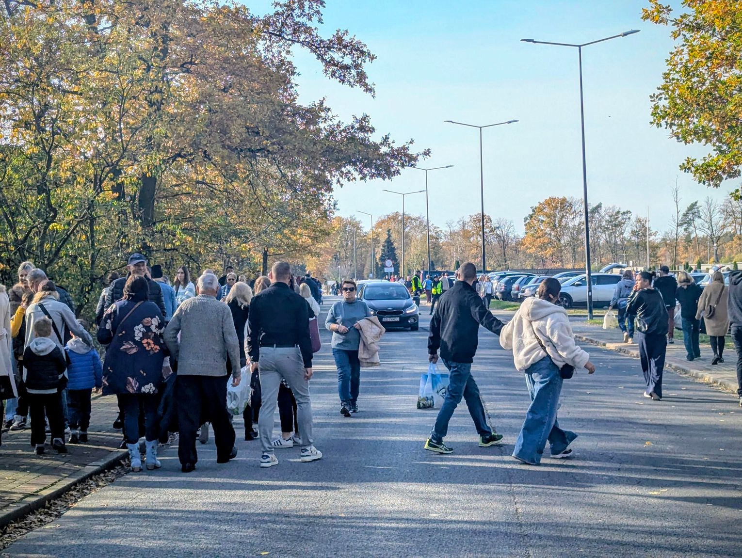 Dzień zadumy i pamięci. Mieszkańcy Kędzierzyna-Koźla odwiedzają groby bliskich