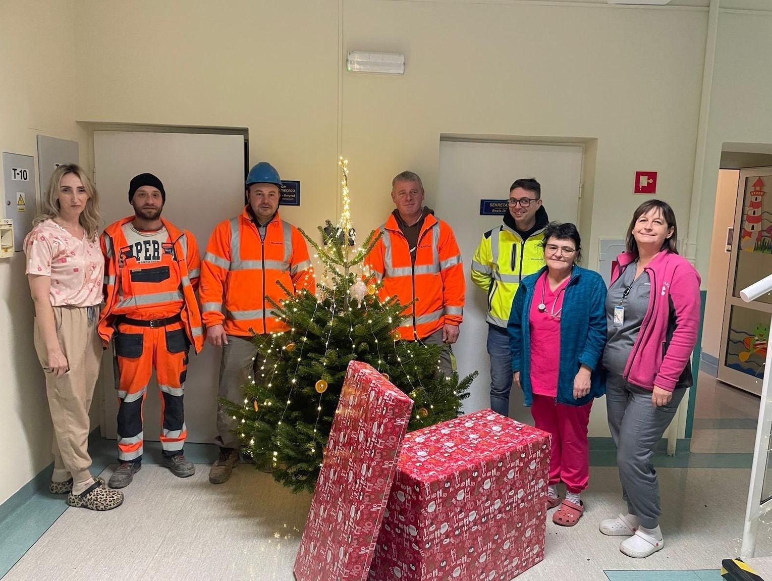 Ekipa pracująca przy rozbudowie szpitala wpadła z prezentami na oddział dziecięcy