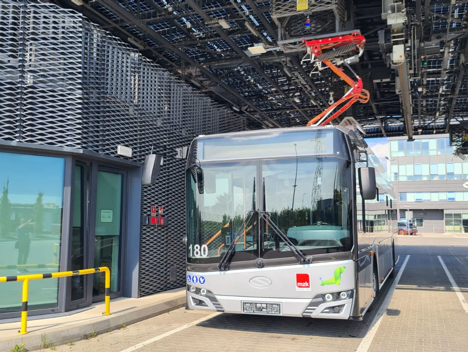 Elektryczne autobusy dla Kędzierzyna-Koźla wyjechały z fabryki. niedługo wyjadą na ulice miasta