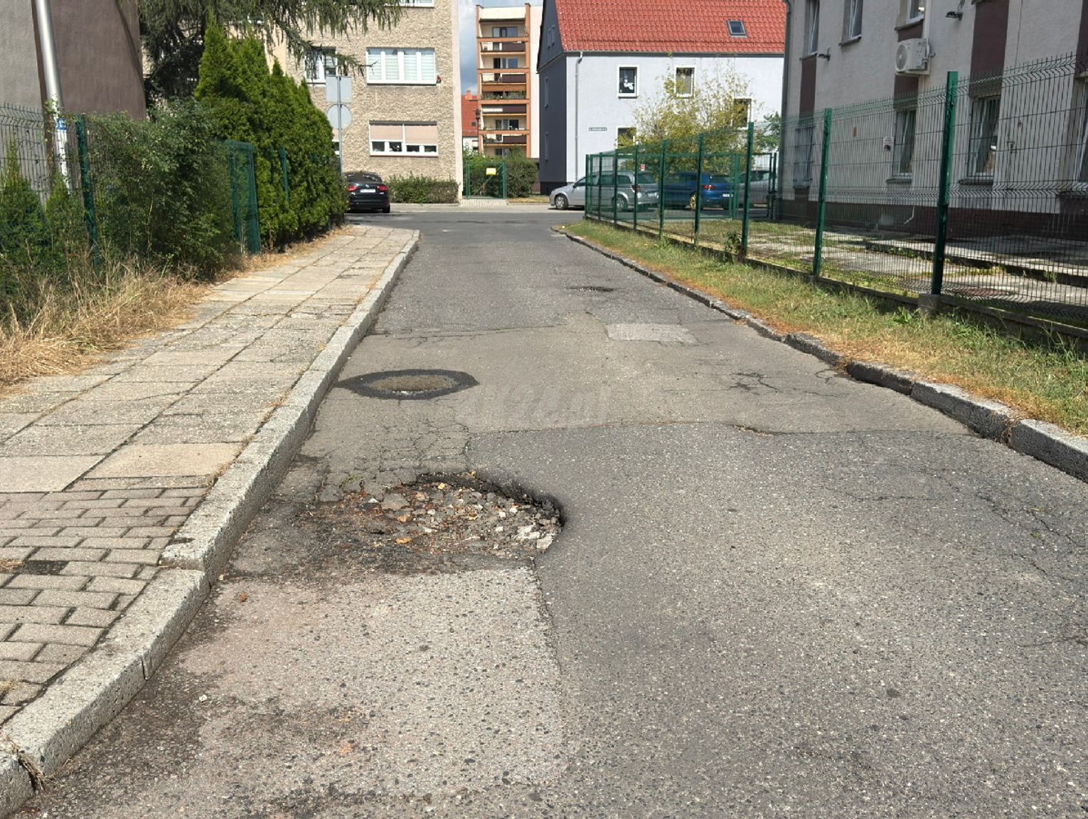 Fatalny stan ulicy Janusza Korczaka na Pogorzelcu. Mieszkańcy interweniują