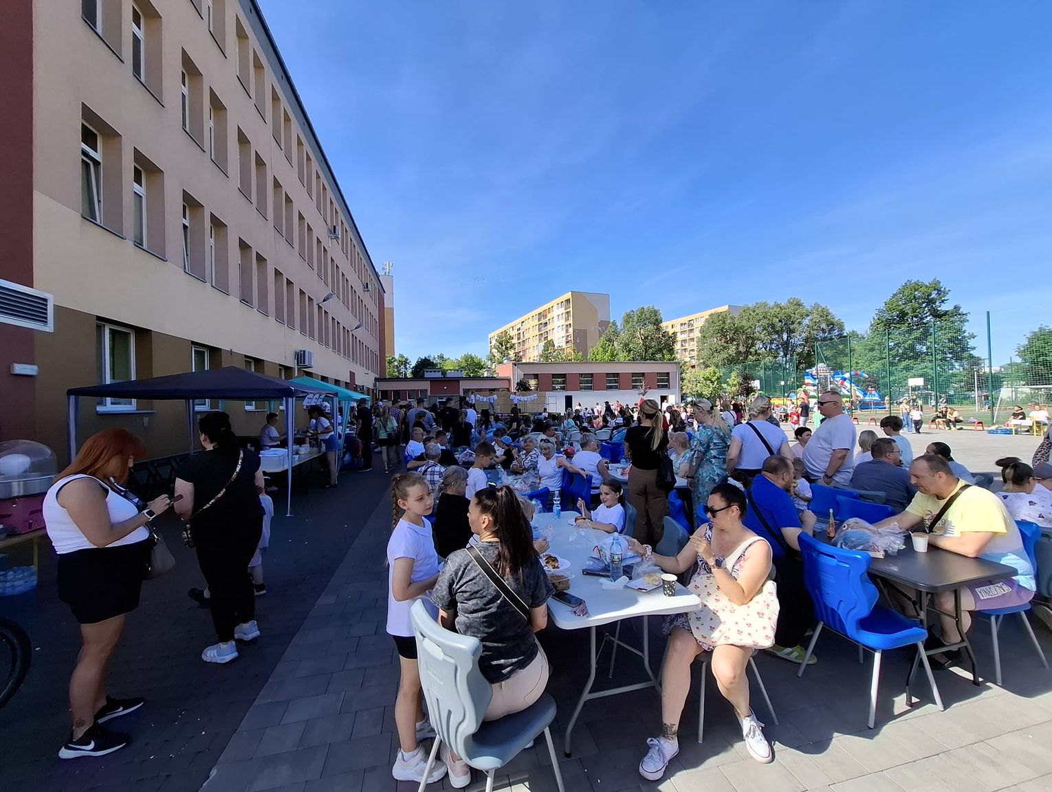 Festyn rodzinny w PSP nr 6. Były występy, dmuchańce i pokazy ratownictwa