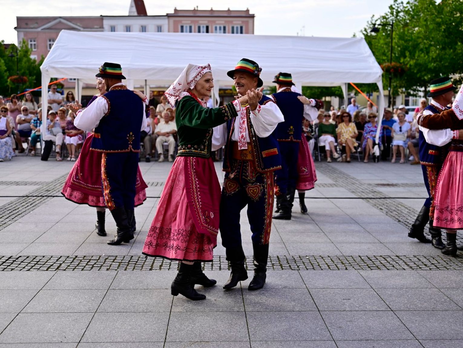 Folkowe rytmy na Rynku. Zespół „Komes” roztańczył Kędzierzyn-Koźle