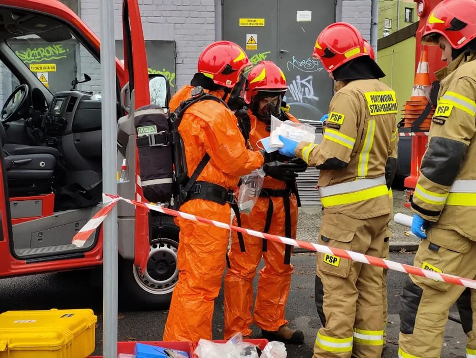 Gaz koksowniczy wydobywał się z uszkodzonej instalacji. Trwa akcja służb