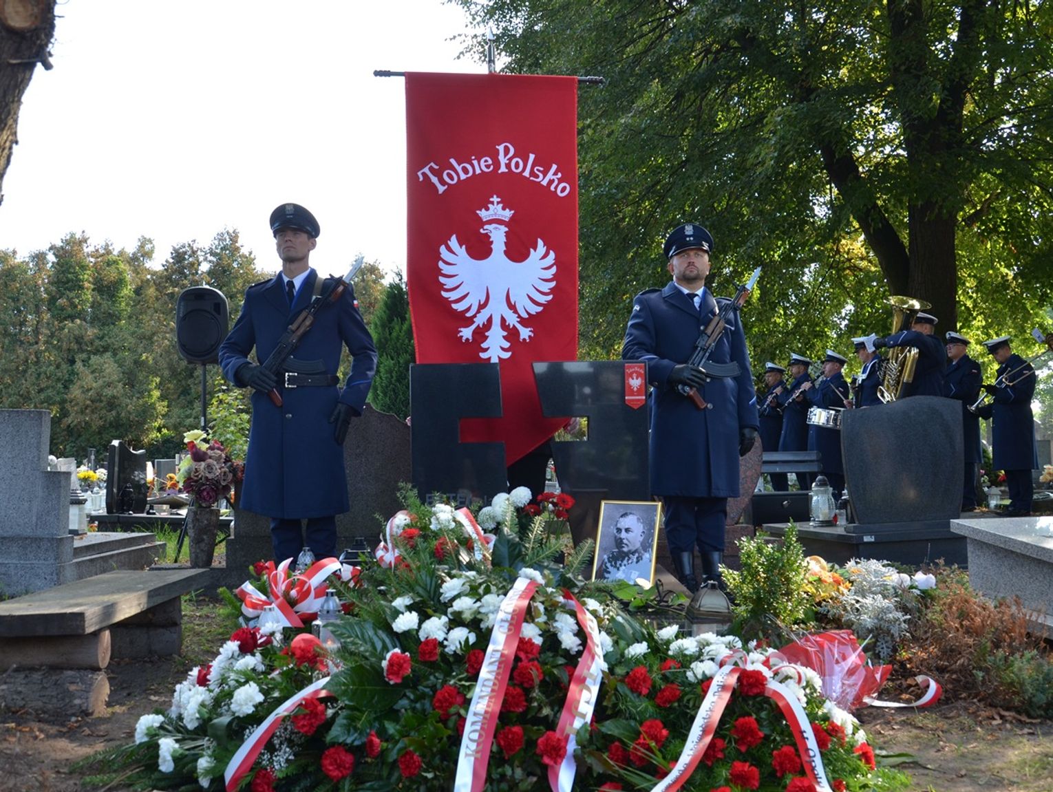 Grób inspektora Wiktora Ludwikowskiego oznaczony znakiem pamięci "Tobie Polsko"
