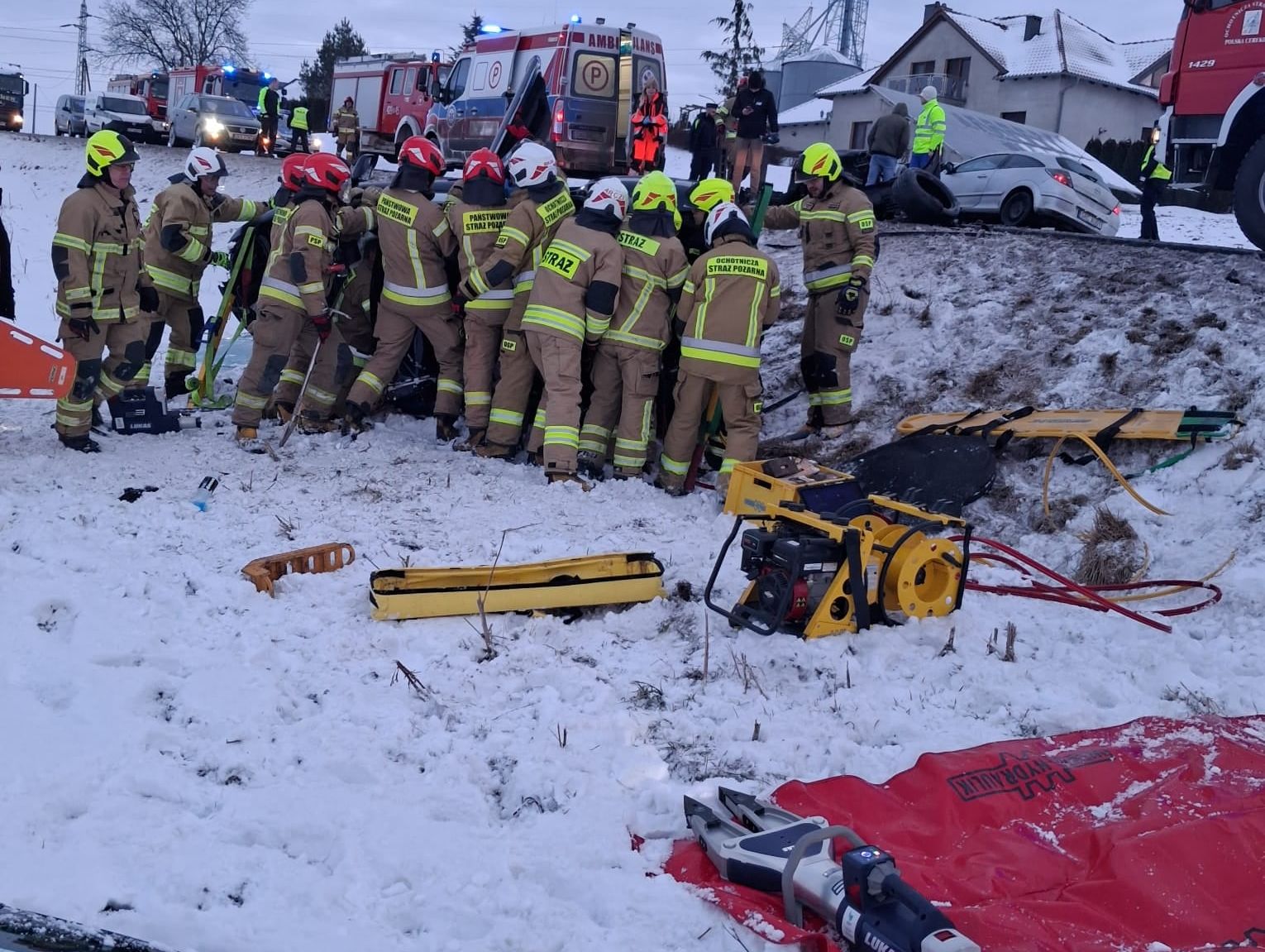 Groźny wypadek na wysokości Polskiej Cerekwi. Trzy samochody zderzyły się, droga całkowicie zablokowana