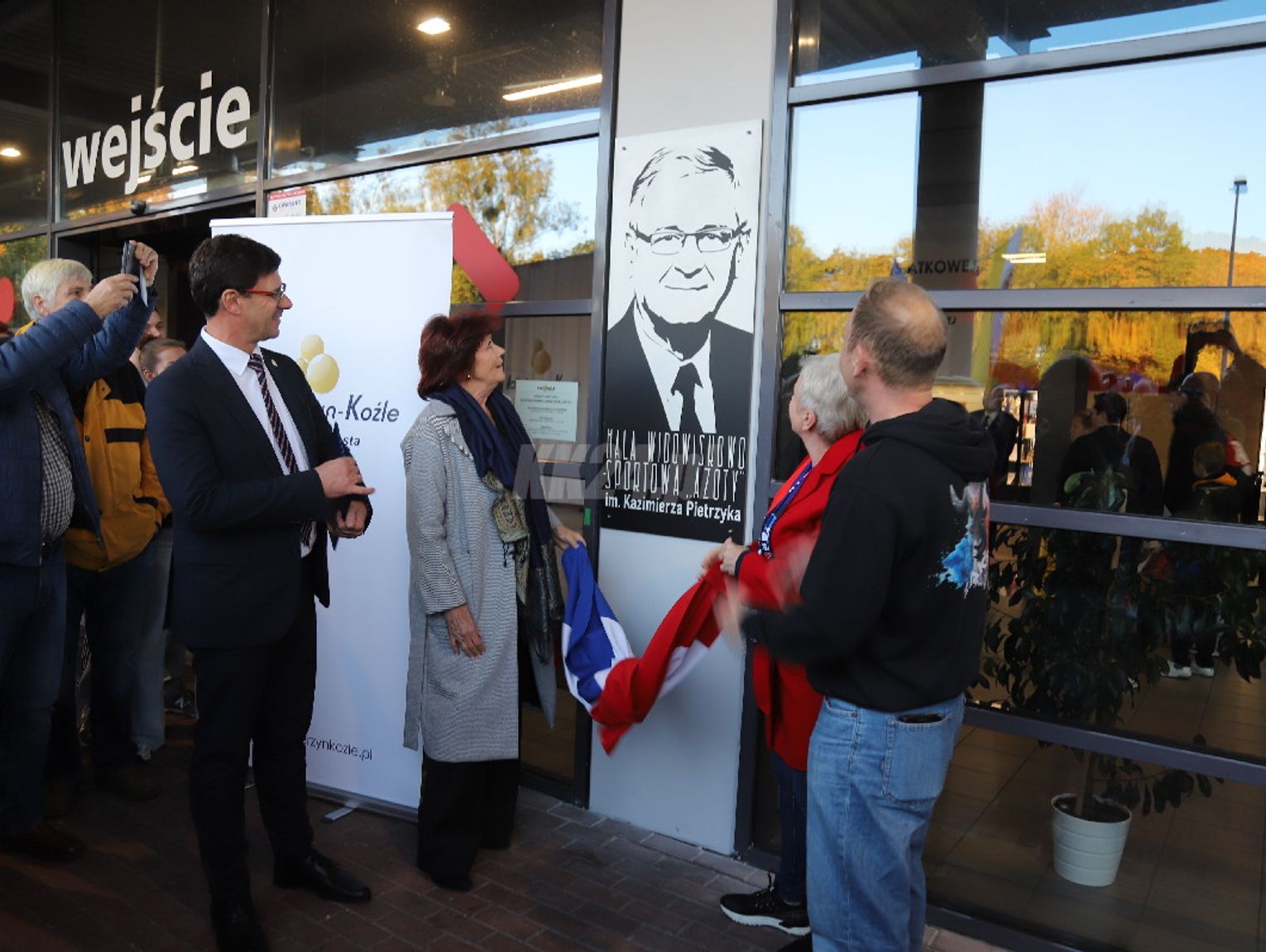 Hołd dla legendy kędzierzyńskiej siatkówki. Hala Azoty z tablicą upamiętniającą Kazimierza Pietrzyka