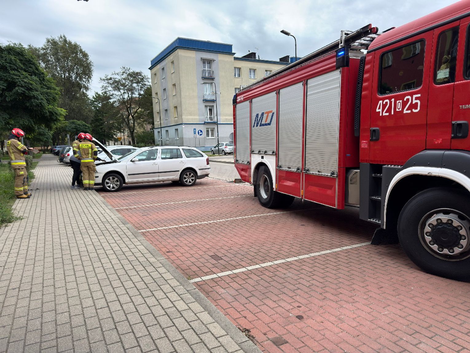 Interwencja na Plebiscytowej. Zapaliła się obudowa silnika samochodu osobowego