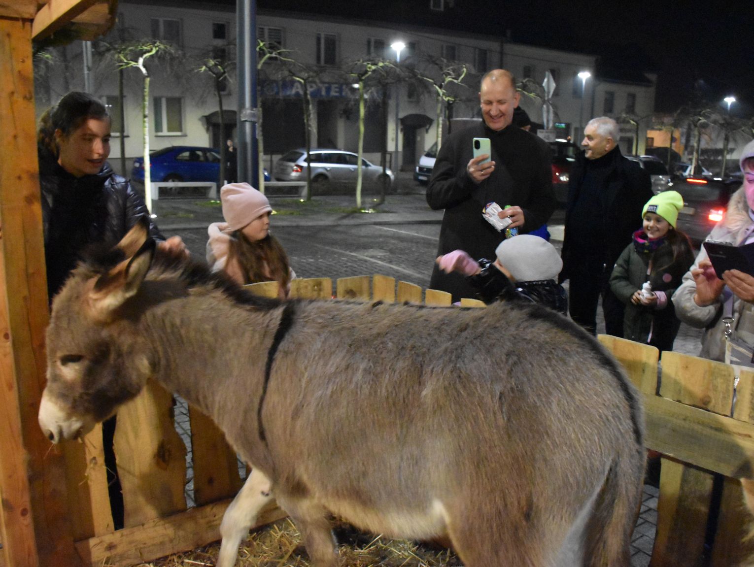 Jarmark bożonarodzeniowy w Ujeździe przyciągnął też mieszkańców Kędzierzyna-Koźla. Żywa szopka i inne atrakcje