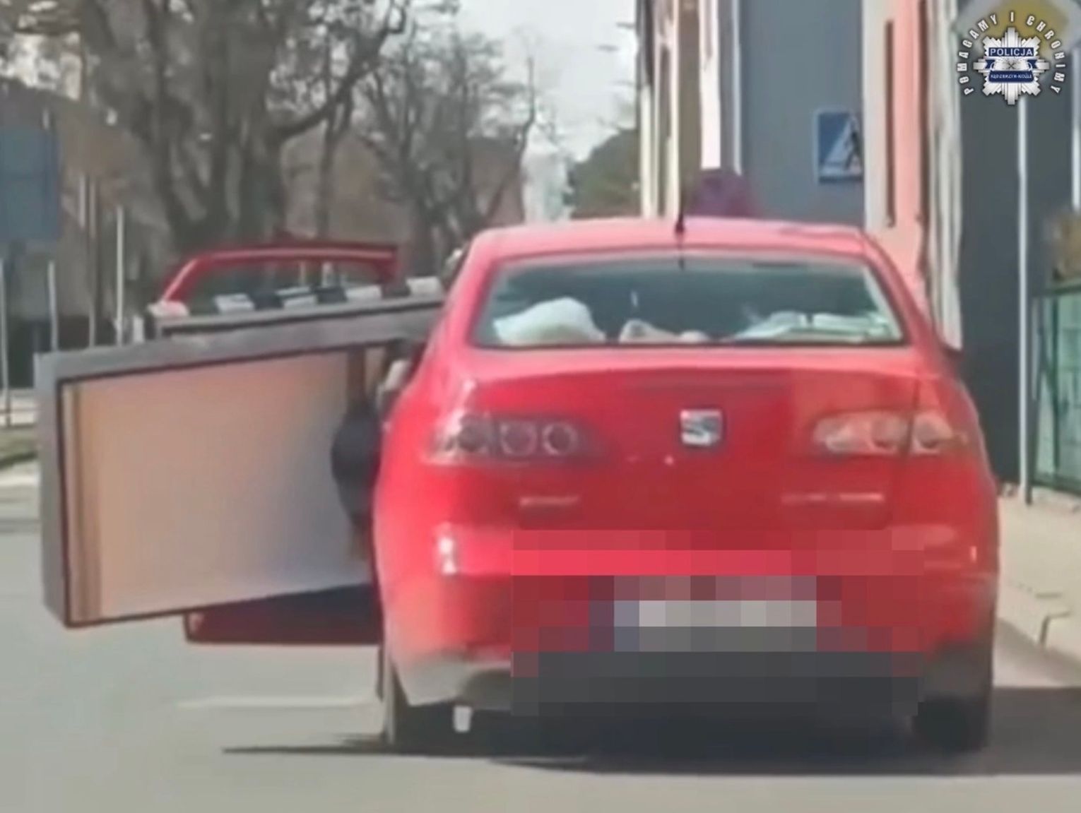 Jechała z otwartymi drzwiami i wystającą kanapą. Policja dostała nagranie. Kobieta została ukarana