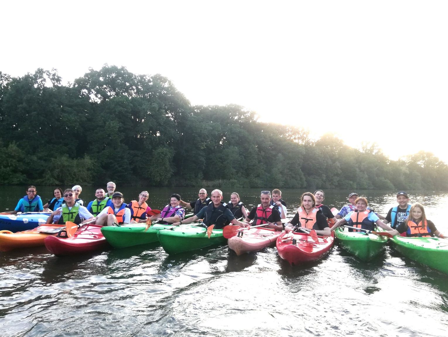 Kajaki, regaty i ognisko integracyjne. Rada Osiedla Piastów Powstańców Śląskich zorganizowała osiedlowy spływ kajakowy