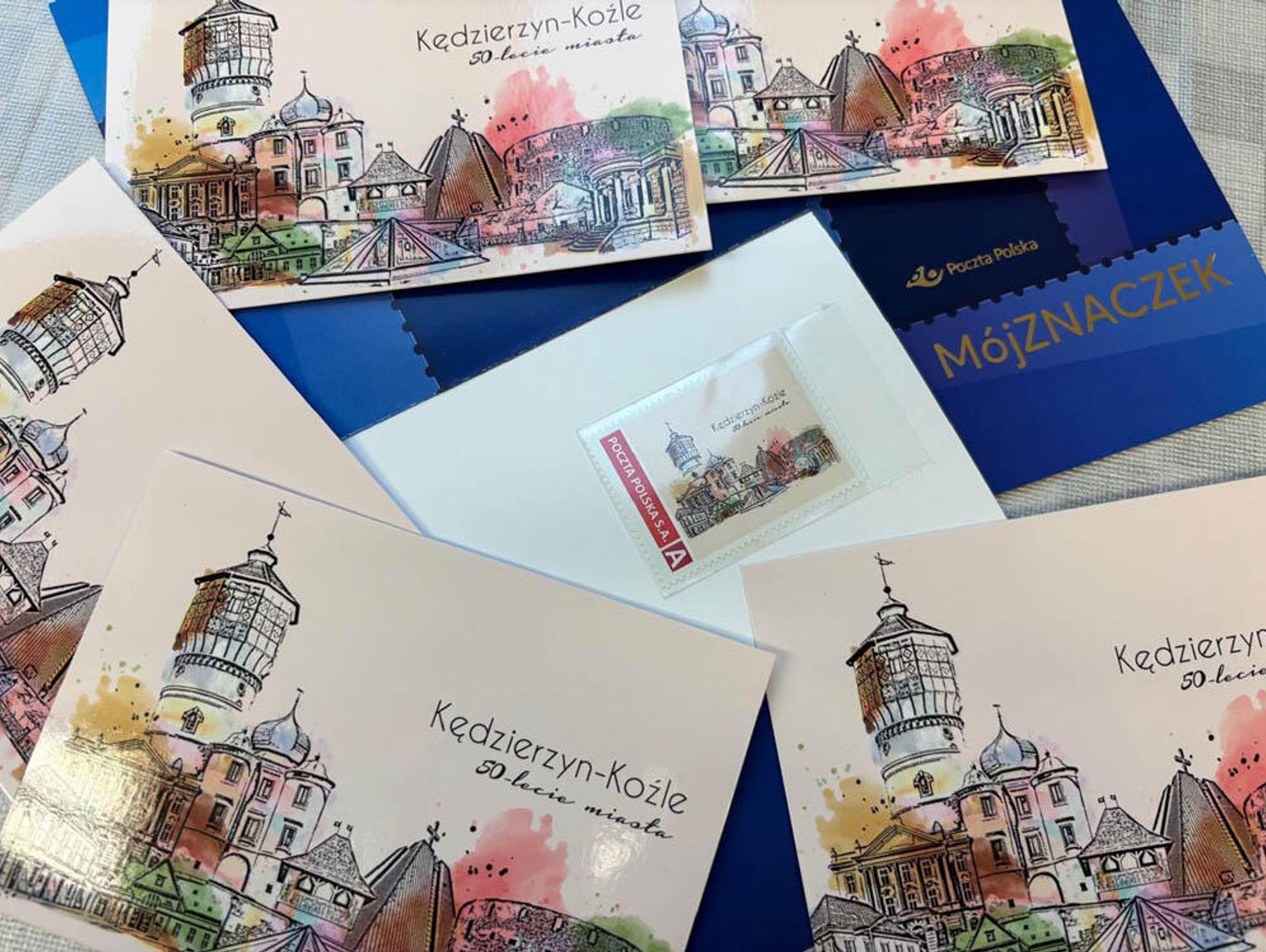 Karki okolicznościowe i znaczki na 50-lecie miasta. Można je nabyć w placówkach pocztowych