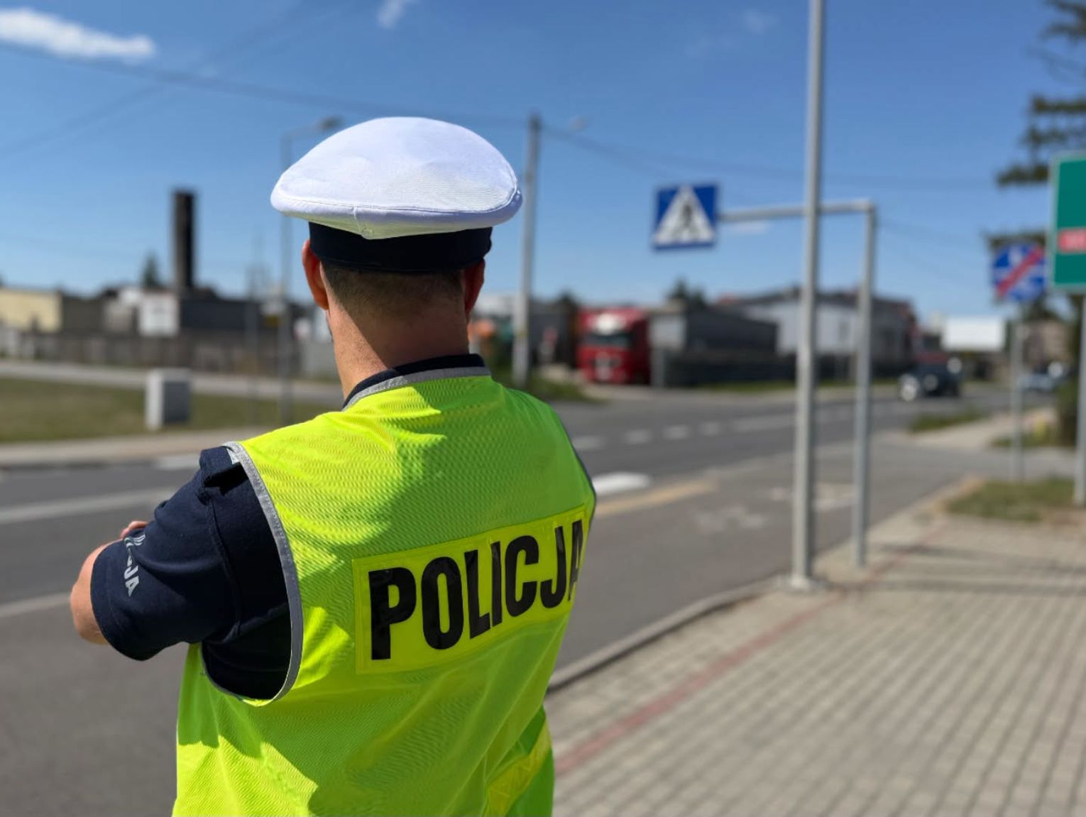 Kierowca bez prawa jazdy jeździł Skodą po chodniku. Został zatrzymany przez policję