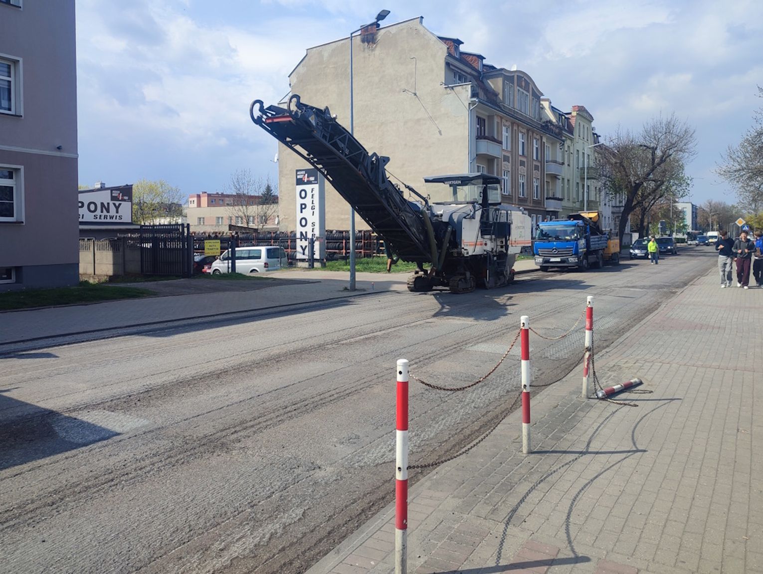 Kierowca odetchną z ulgą. Drogowcy łatają nawierzchnię na ulicy Piastowskiej