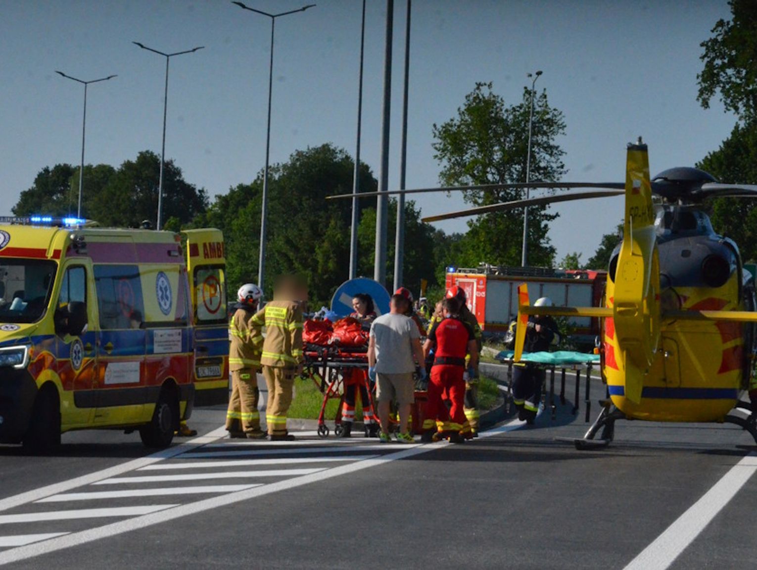 Kierowca osobówki miał wymusić pierwszeństwo. Motocyklista w ciężkim stanie, DK 45 wciąż zablokowana