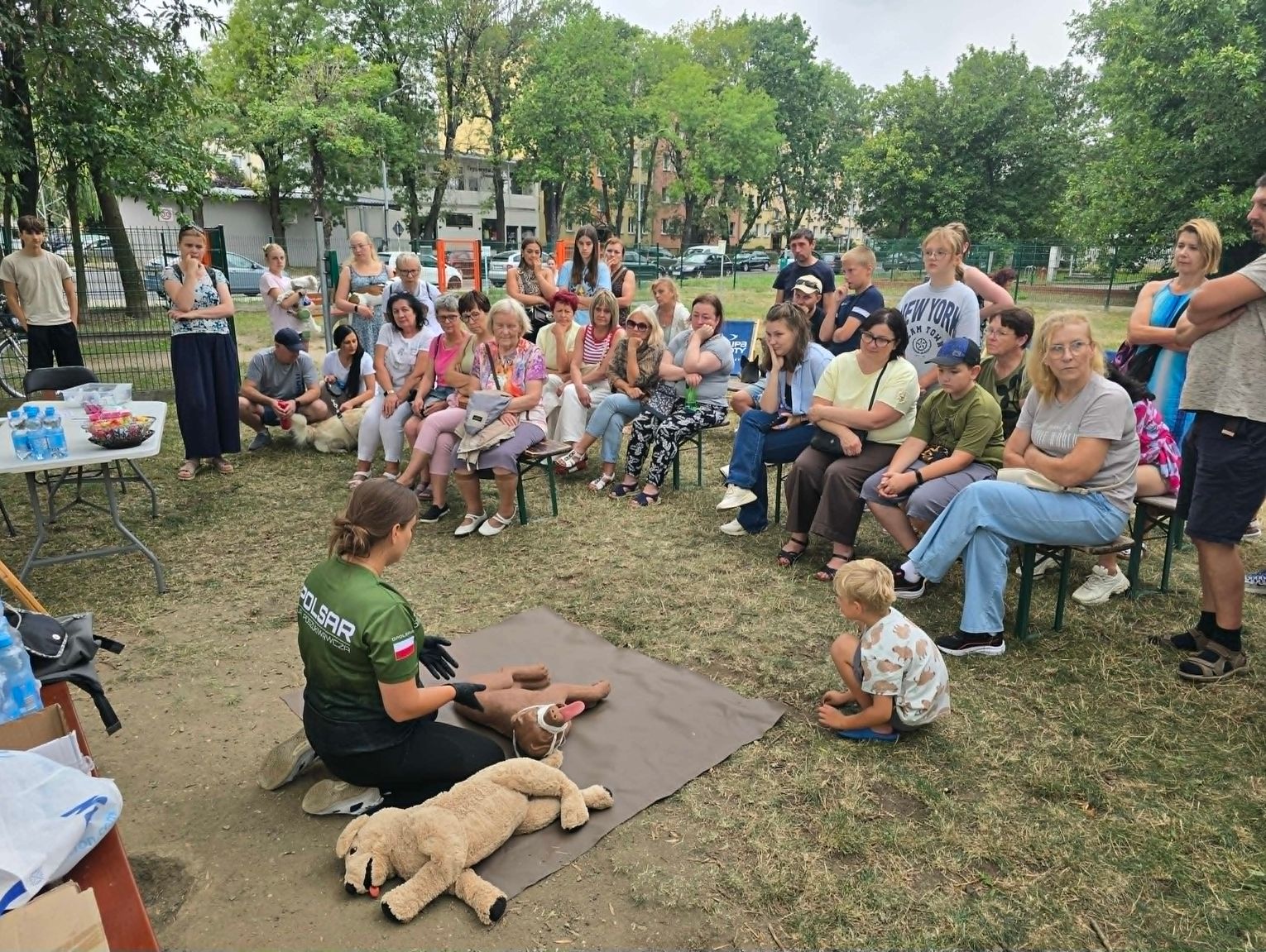 Kilkadziesiąt osób i ich pupile na wybiegu. Mieszkańcy uczyli się ratować zwierzęta [ZDJĘCIA]