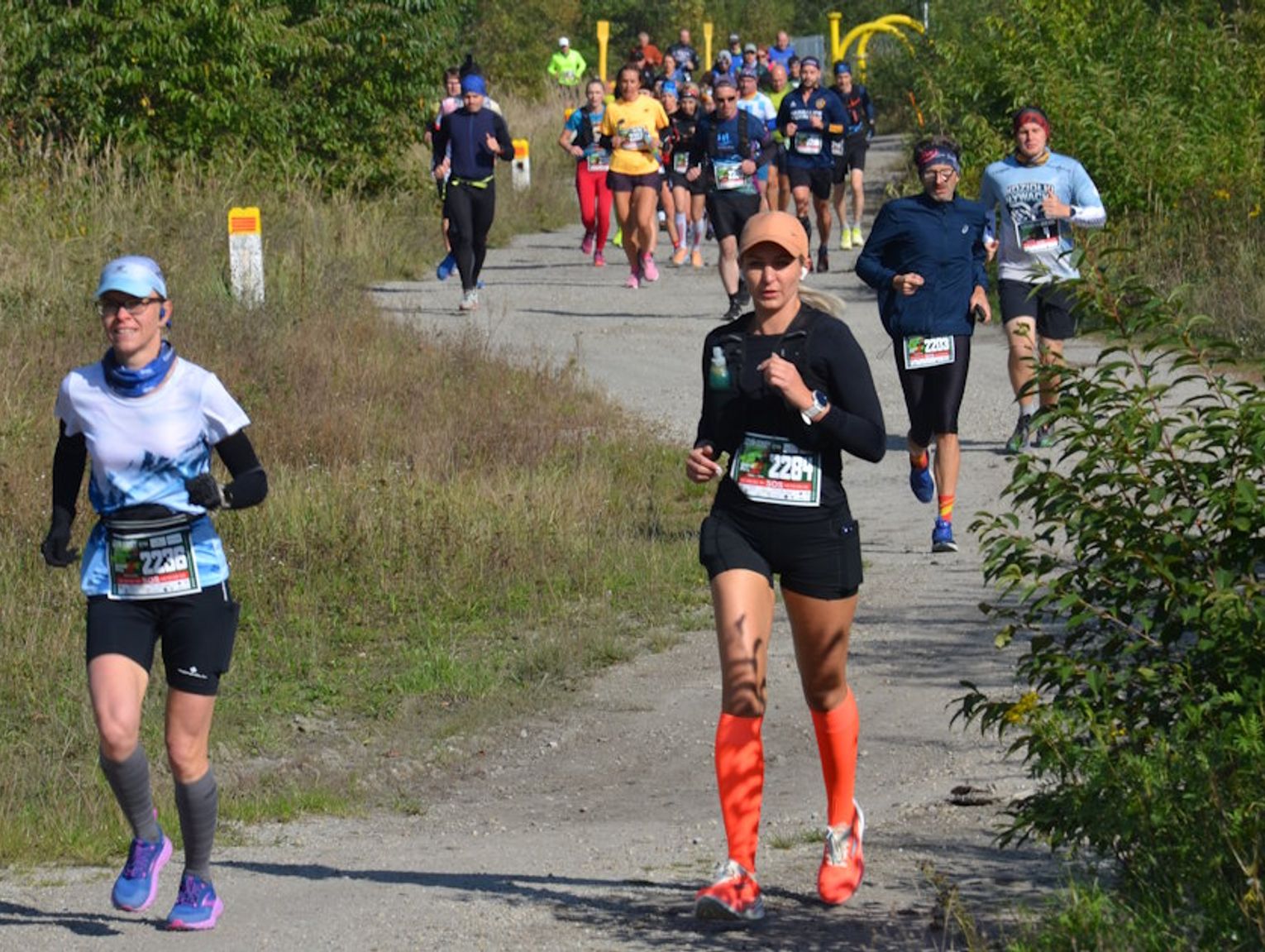Kilkudziesięciu biegaczy na trasie półmaratonu Dzień Dobry Kędzierzyn-Koźle. ZDJĘCIA