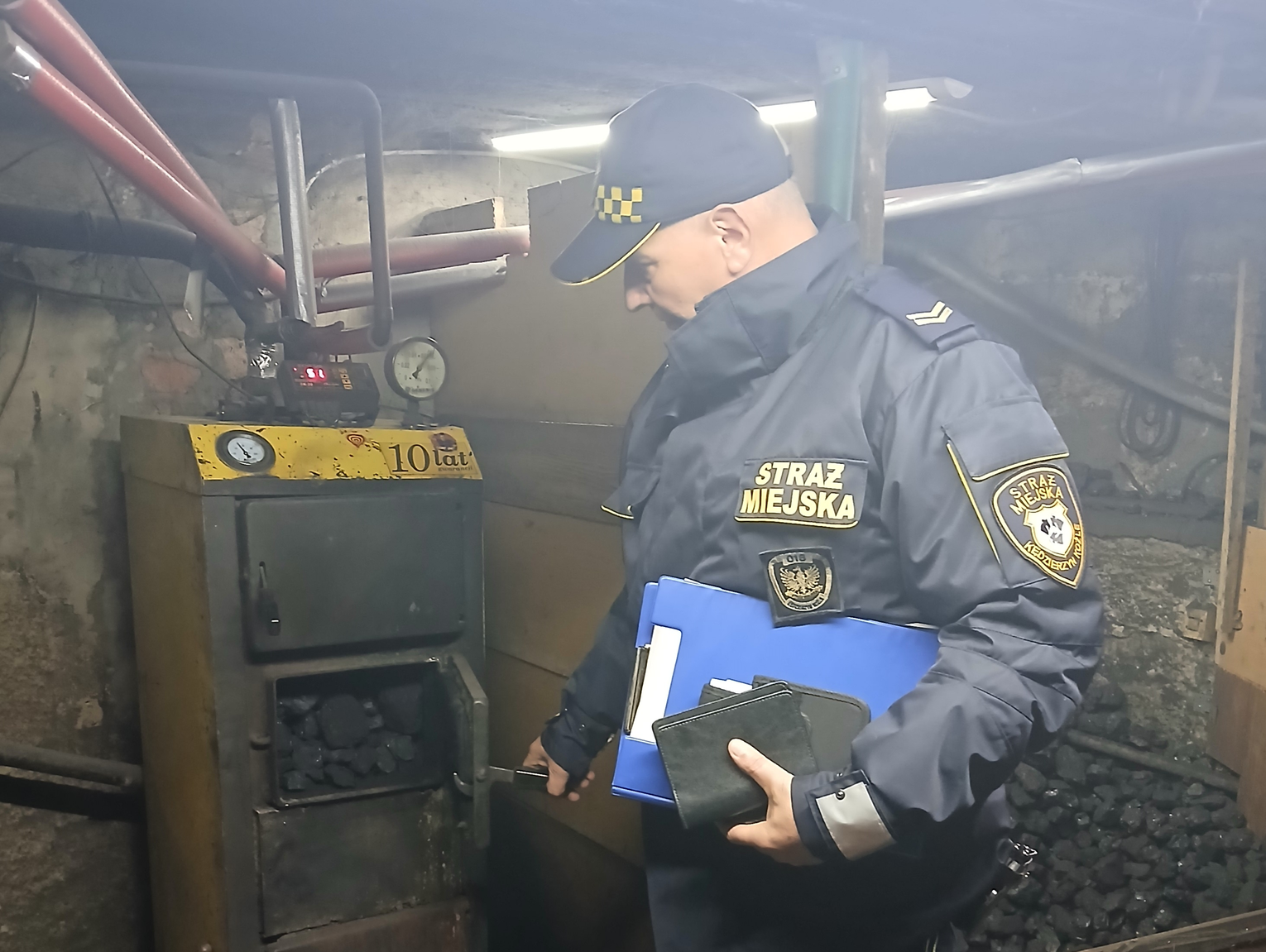 Kłęby dymu z komunia to sygnał dla strażników miejskich. Prowadzą kontrole, ale też edukują