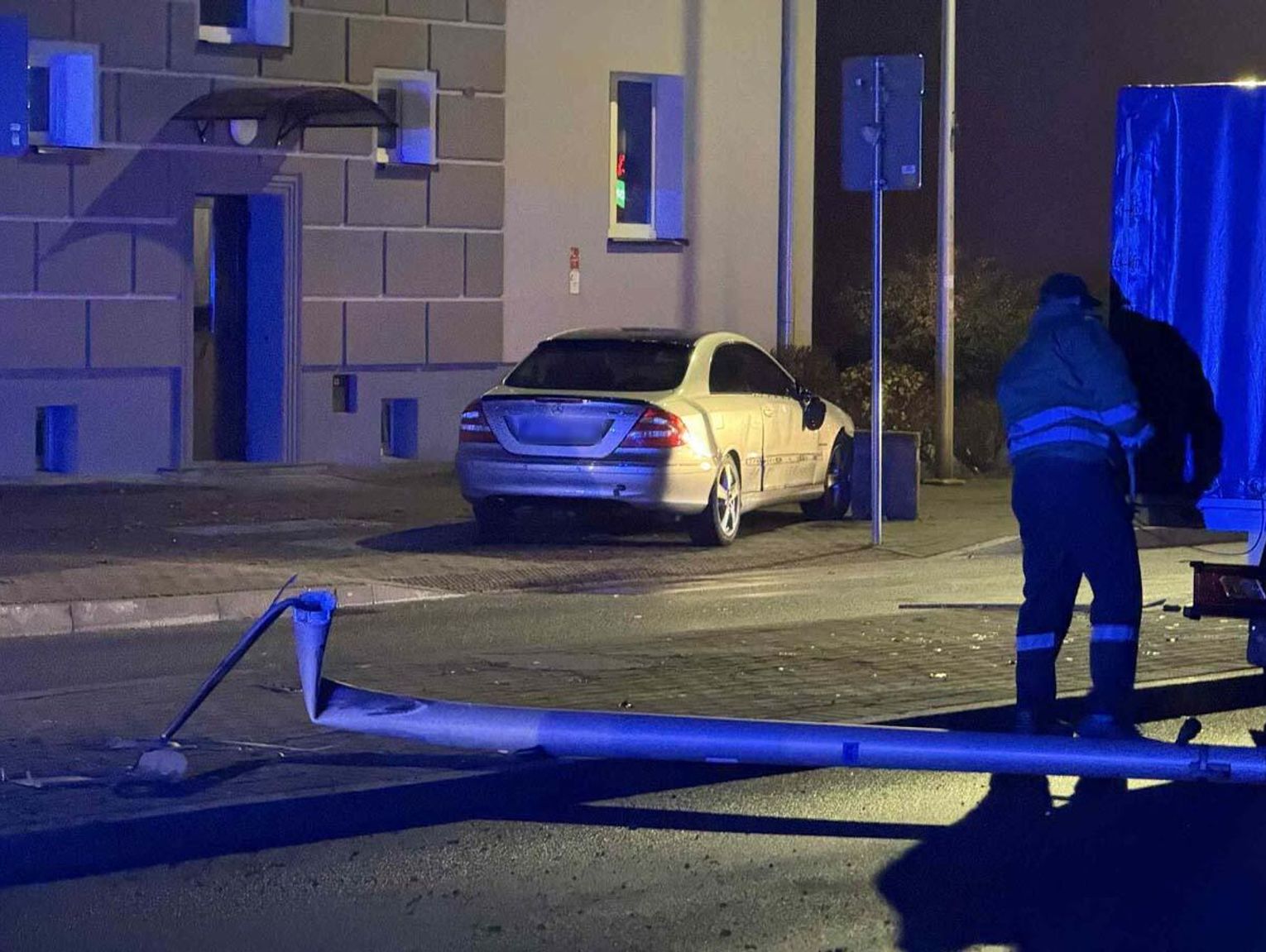 Kobieta w mercedesie "skosiła" latarnię na ulicy Kozielskiej. Słup upadł na jezdnię i zablokował ruch