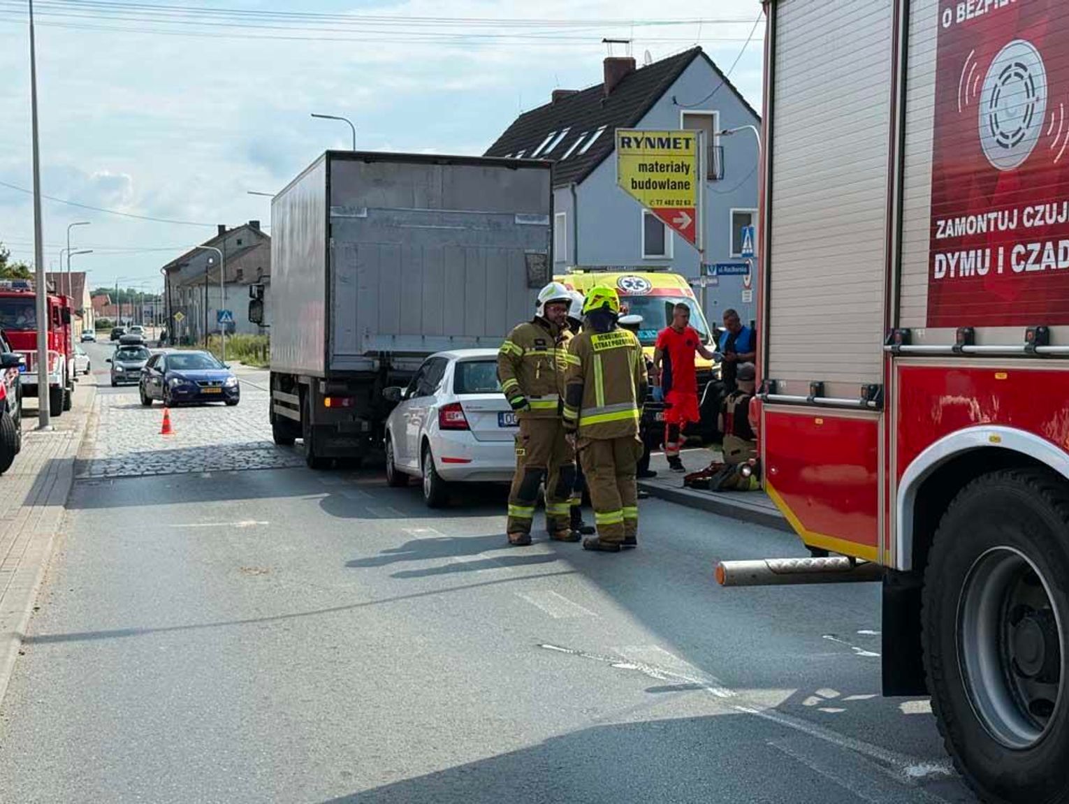 Kobieta wioząca dzieci zderzyła się z ciężarówką. Wypadek na głównej ulicy w Reńskiej Wsi