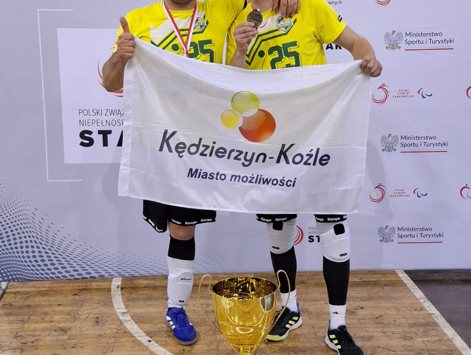 Sukces Łukasza Dąbrowskiego i Sylwestra Semieniuka! Zawodnicy z Kędzierzyna-Koźla po raz piąty z rzędu zdobywają Puchar Polski w siatkówce na siedząco