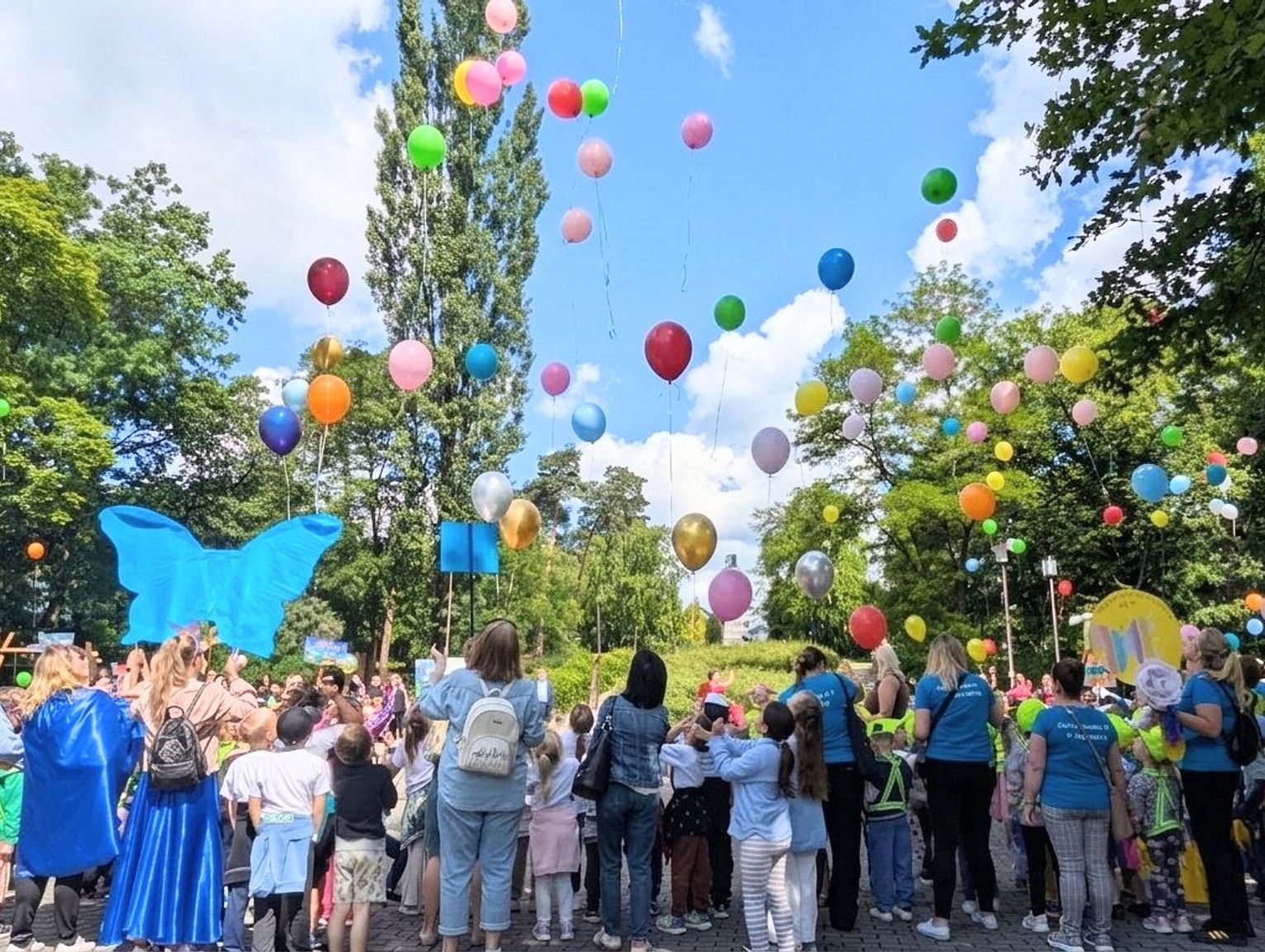 Kolorowe motyle znów przeszły ulicami miasta. Integracyjny marsz połączył dzieci i dorosłych