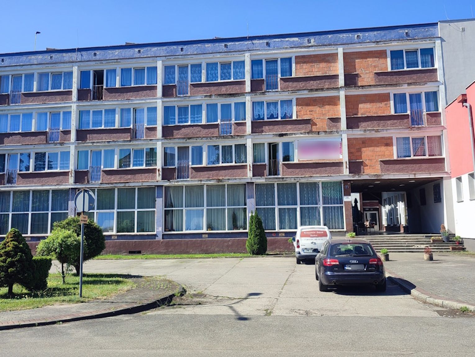 Koniec pewnej epoki. Komornik wystawił na licytację legendarny hotel Lech w Blachowni