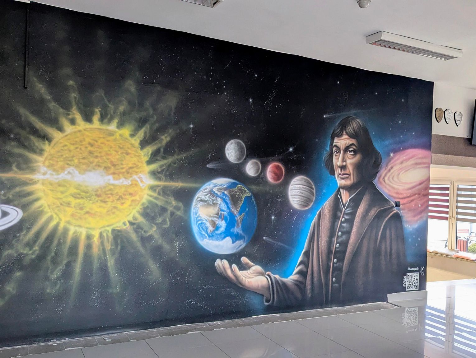 Kopernik spogląda na uczniów. Spektakularny mural odmienił II Liceum Ogólnokształcącego