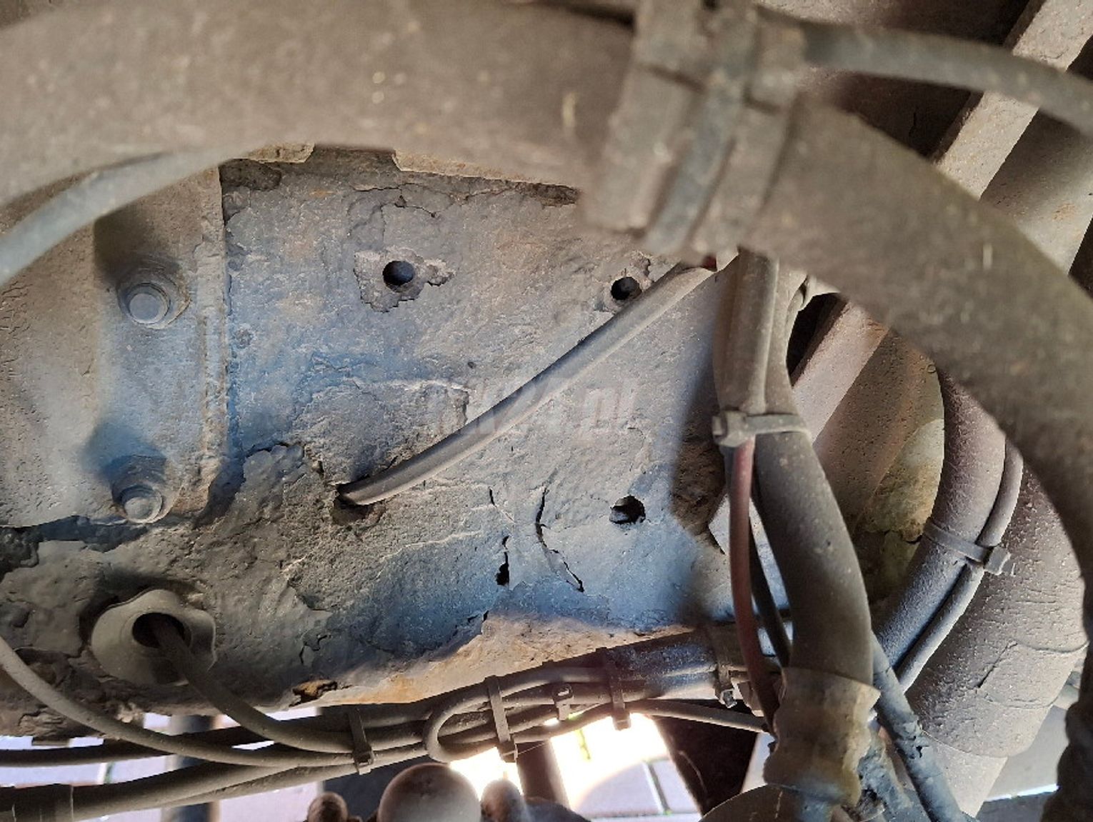 Korozja, wycieki i nieczytelny VIN. Ciężarówka wyeliminowana z ruchu