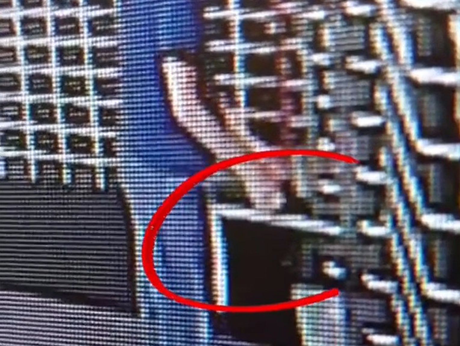Kradzież portfela na dworcu PKP. Monitoring nagrał złodzieja, a zatrzymali go policjanci [WIDEO]